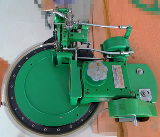 在縫制工作中有時出現(xiàn)衣料不向前走動，反而向操作者方向移動，即衣料向后退